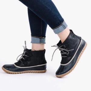 Sorel Out N’ About Leather Duck Boots Black Size 9